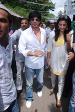 Shahrukh Khan at Ashok Mehta_s funeral in Mumbai on 17th Aug 2012 (144).JPG